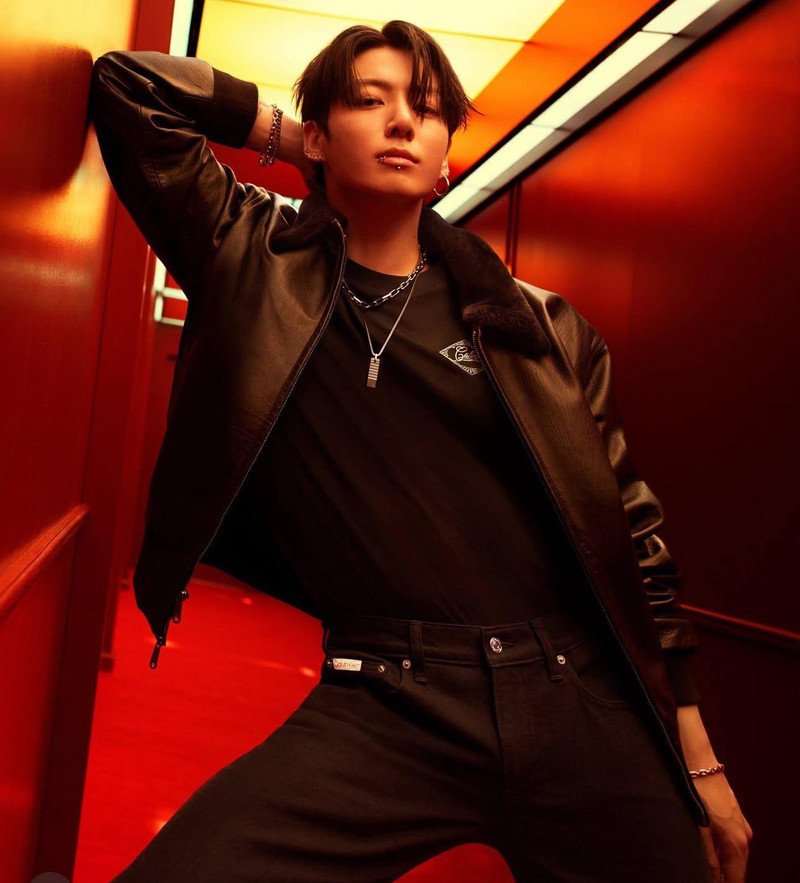 Từ đó, thể hiện hoàn hảo nét quyến rũ kép của anh chàng - vừa trẻ trung vừa trưởng thành. jungkook-7.jpg