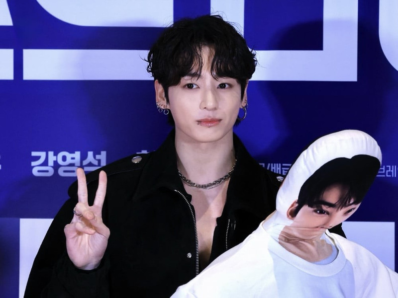 Điều này càng giúp củng cố thêm sức ảnh hưởng toàn cầu của anh trong cả âm nhạc và thời trang. jungkook-10.jpg