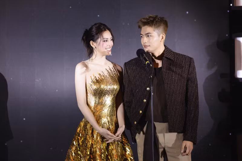 Và thường xuyên xuất hiện bên nhau tại nhiều sự kiện lớn nhỏ và không ngần ngại dành cho nhau những cử chỉ thân thiết. tieu-vy-13.jpg