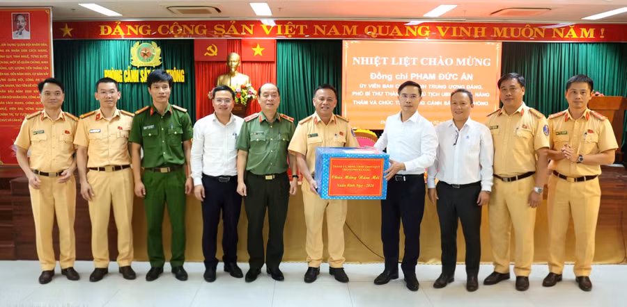Ông Phạm Đức Ấn (thứ 4, từ phải qua) - Chủ tịch UBND TP Đà Nẵng tặng quà cho lực lượng CSGT Công an TP Đà Nẵng làm nhiệm vụ trực Tết. 