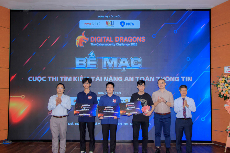 Ban tổ chức trao giải Nhất, Nhì, Ba cho các đội dự thi. img-2494.jpg