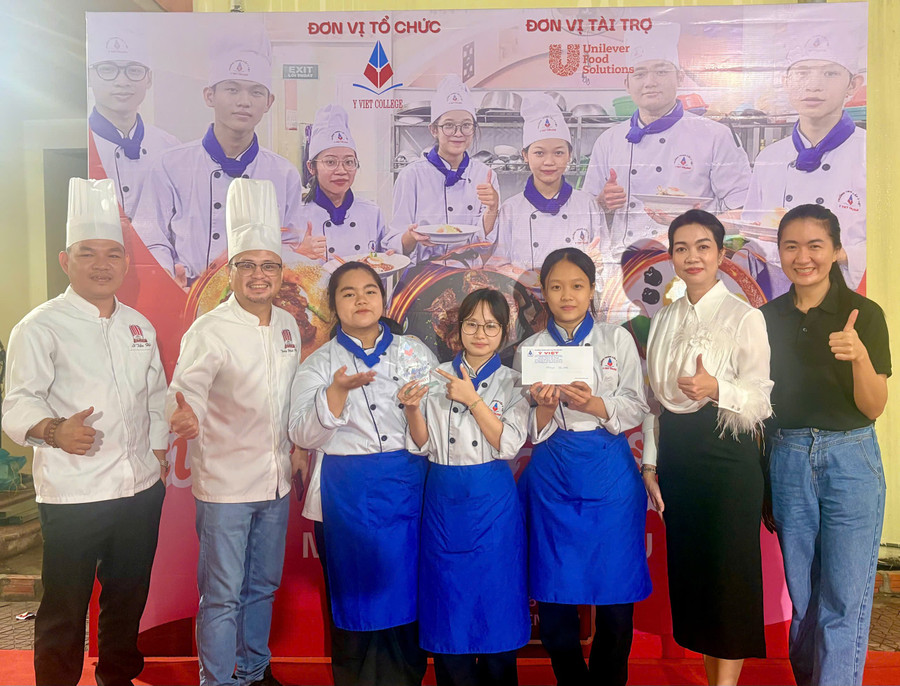 Ban tổ chức trao giải cho các đội thi. 413395734215880118224.jpg