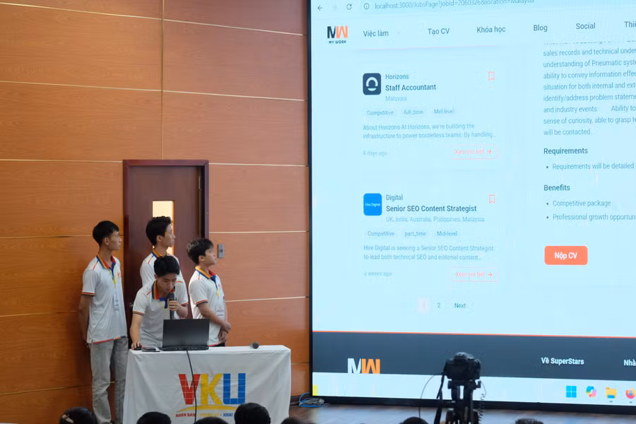 Nhóm sinh viên trình bày về sản phẩm tại vòng Chung kết thiết kế website.