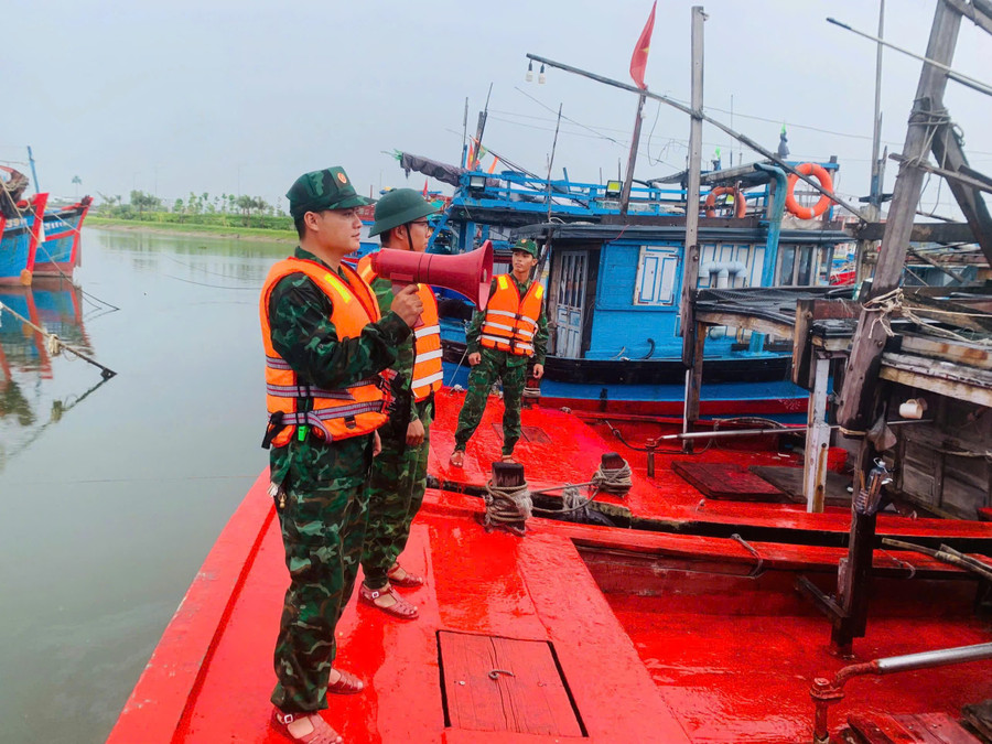 Lực lượng Bộ đội Biên phòng TP Đà Nẵng hỗ trợ ngư dân vào tránh bão tại âu thuyền Thọ Quang.