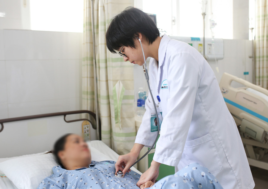 Bác sĩ thăm khám cho bệnh nhân V. sau khi phẫu thuật. 