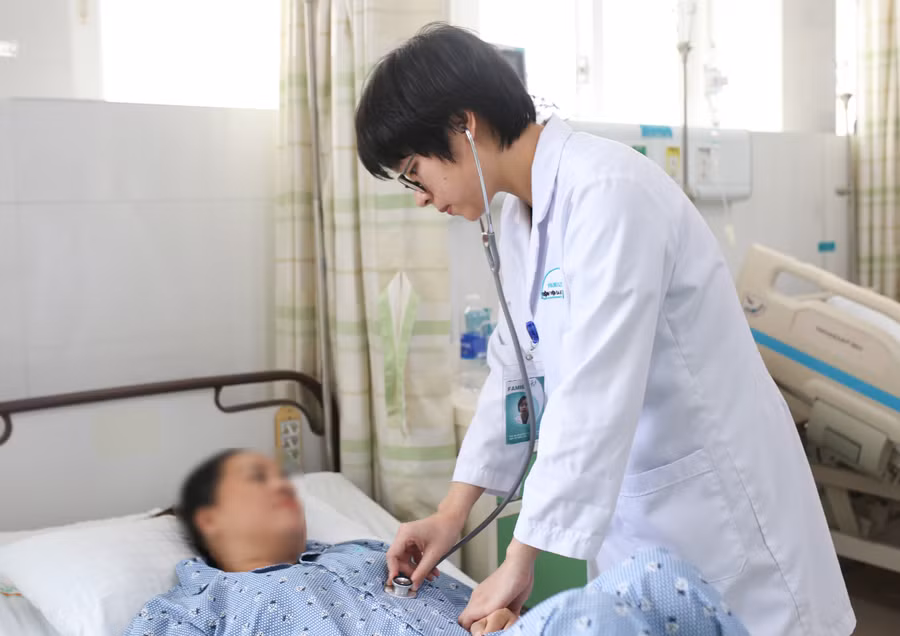 Bác sĩ thăm khám cho bệnh nhân V. sau khi phẫu thuật. 