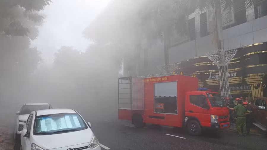 Khói bốc lên tại tầng hầm Nhà hát Trưng Vương. 