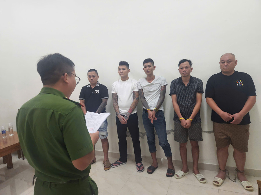 5 người bị bắt giữ để điều tra về hành vi bắt giữ người trái pháp luật. (Ảnh: CACC)