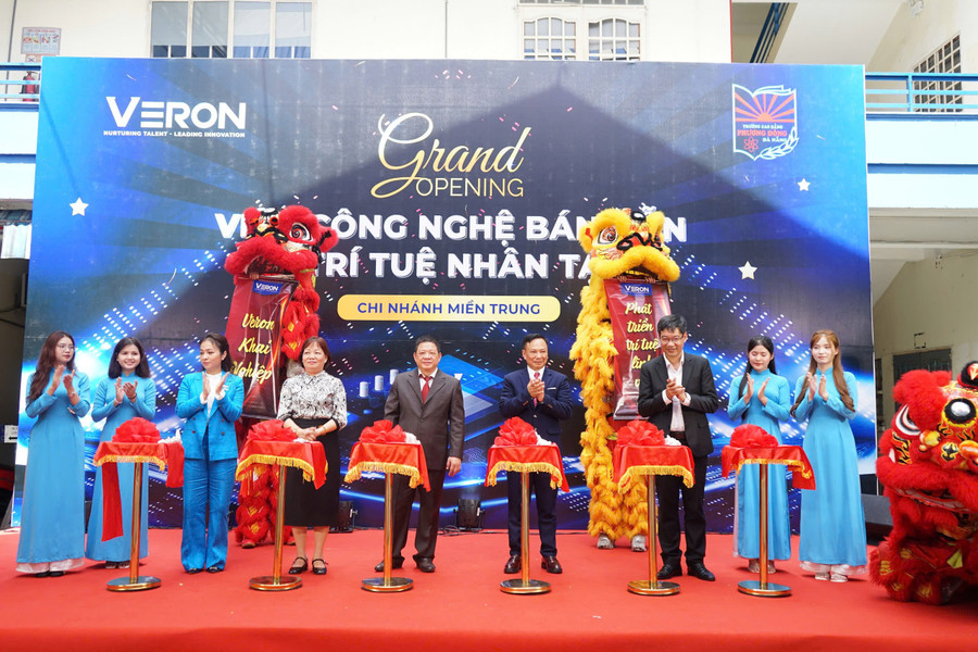 Đại biểu thực hiện nghi thức khai trương. dae8fedeb05c02025b4d.jpg