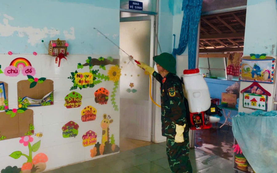Bộ đội phun khử khuẩn trường mầm non sau lũ. 