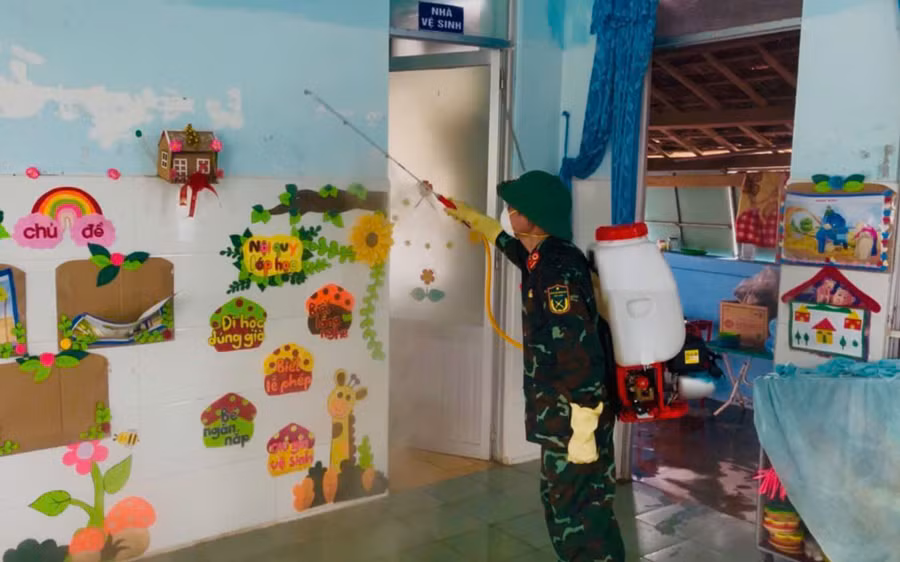 Bộ đội phun khử khuẩn trường mầm non sau lũ. 