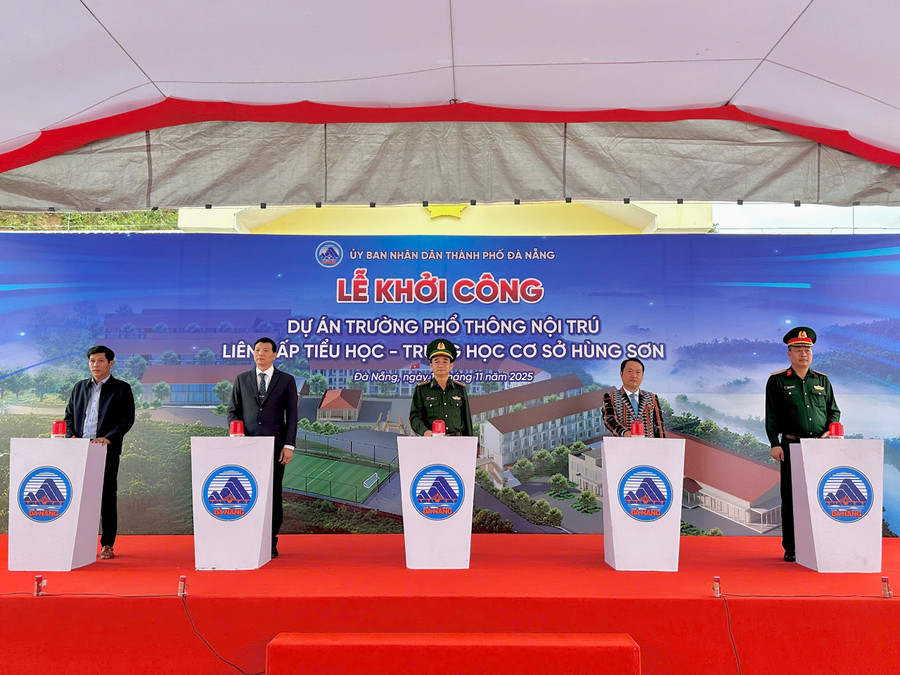 Các đại biểu thực hiện nghi thức khởi công Dự án Trường phổ thông nội trú liên cấp Tiểu học - Trung học cơ sở Hùng Sơn. Ảnh: Parai