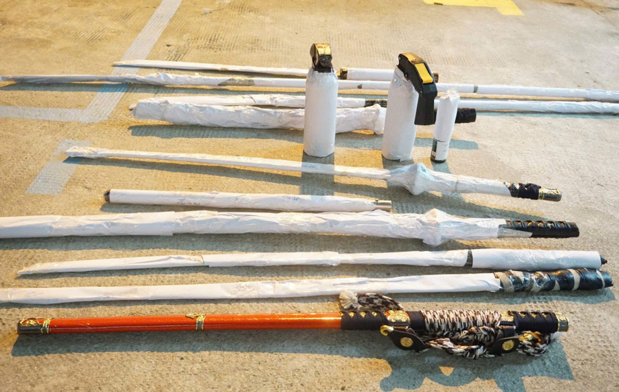 Số hung khí mà nhóm thanh thiếu niên mang theo. Ảnh: CACC 4162242872175049021.jpg