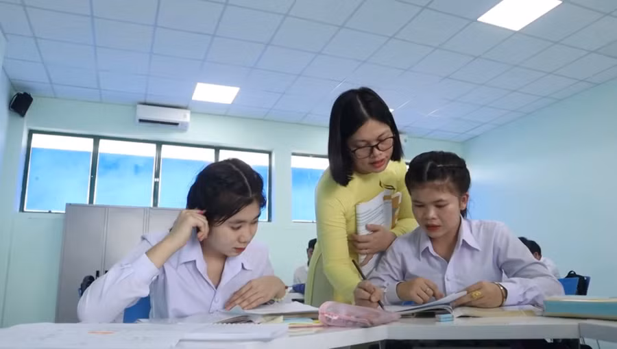 TS Trịnh Quỳnh Đông Nghi trong lúc dạy các du học sinh Lào. 