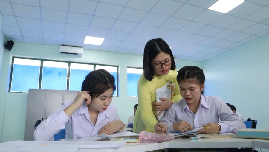 TS Trịnh Quỳnh Đông Nghi trong lúc dạy các du học sinh Lào. 