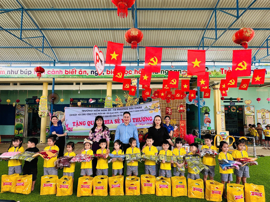 Đại diện Trường Mầm non 20-10 cùng Hội cha mẹ học sinh và các mạnh thường quân trao quà đến trẻ vùng khó. 