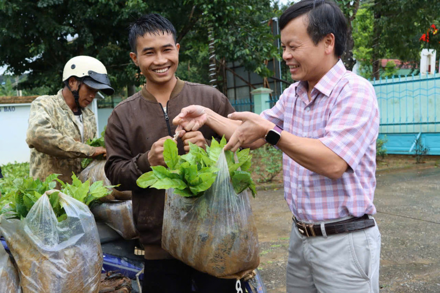 Ông Trần Quốc Huy - Chủ tịch UBND xã Tu Mơ Rông trao món quà cho bà con.