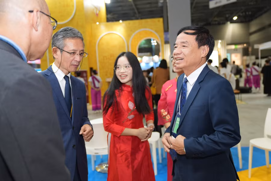 Ông Hà Vỹ (ngoài cùng bên phải) - Phó Giám đốc Sở Văn hóa Thể thao và Du lịch Đà Nẵng trao đổi với các đơn vị du lịch Nhật Bản.