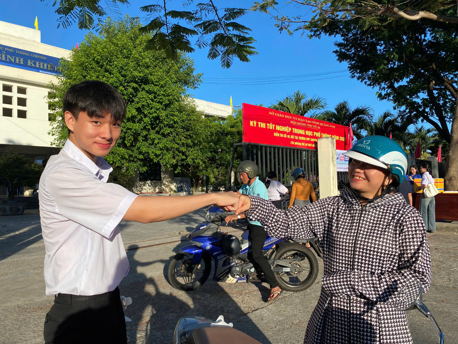 Chị Hồ Thị Mỹ Linh tiếp sức cho con trai trước kỳ thi quan trọng. 85ab74475297e5c9bc867.jpg