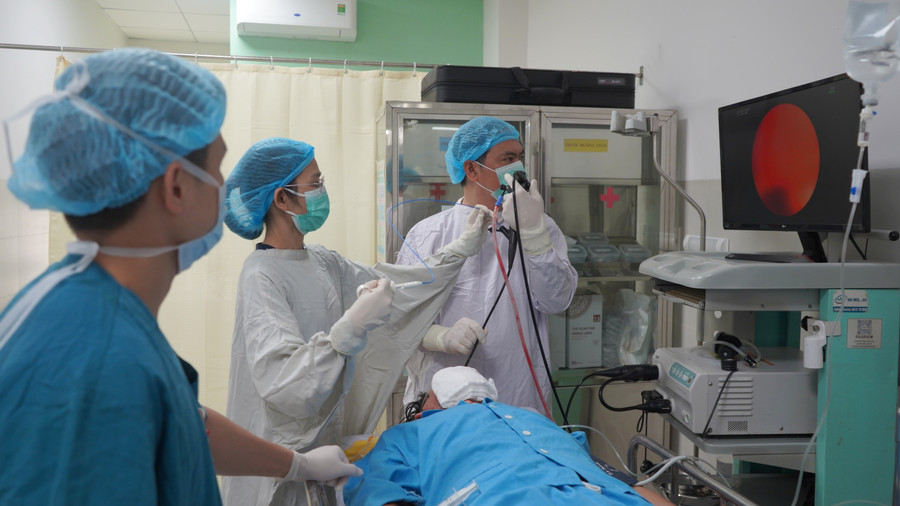 Bác sĩ nội soi lấy dị vật.