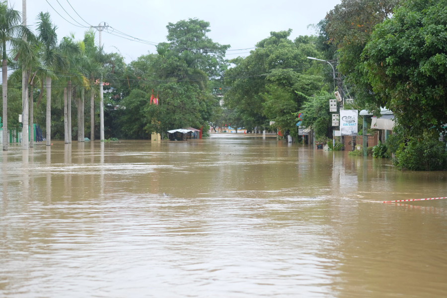 Nước ở thôn Cẩm Toại, xã Hòa Vang đã cao gần 1,5m. dscf5854.jpg