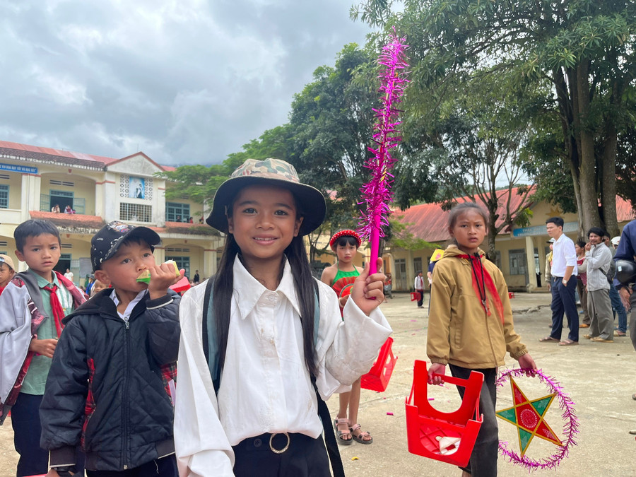 Học sinh tươi cười khi nhận quà Trung thu từ Trường liên cấp thành phố giáo dục quốc tế - IEC Quảng Ngãi. 8758b81196991cc74588.jpg