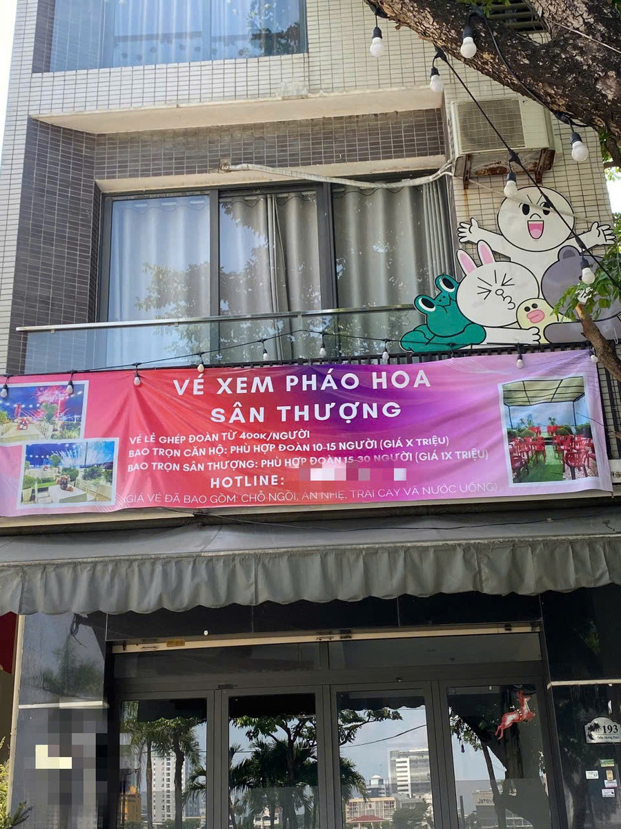 Rao bán vé xem pháo hoa trên sân thượng, khu vực đối diện khán đài chính DIFF 2025. e8af1929290b9c55c51a.jpg