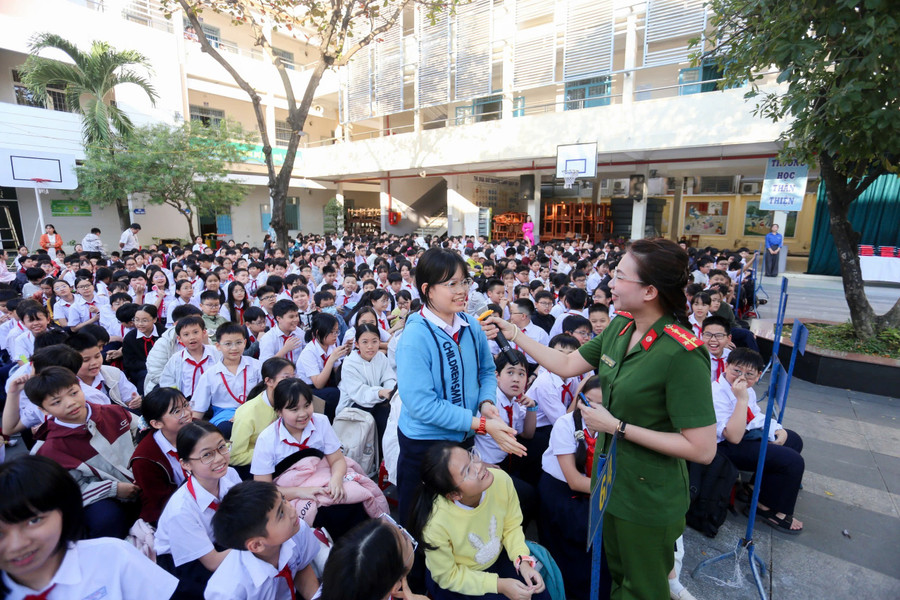 Đại úy Hoàng Nguyễn Ngọc Linh tương tác, hỏi đáp để tạo không gian để học sinh bày tỏ suy nghĩ, nhận thức của mình.