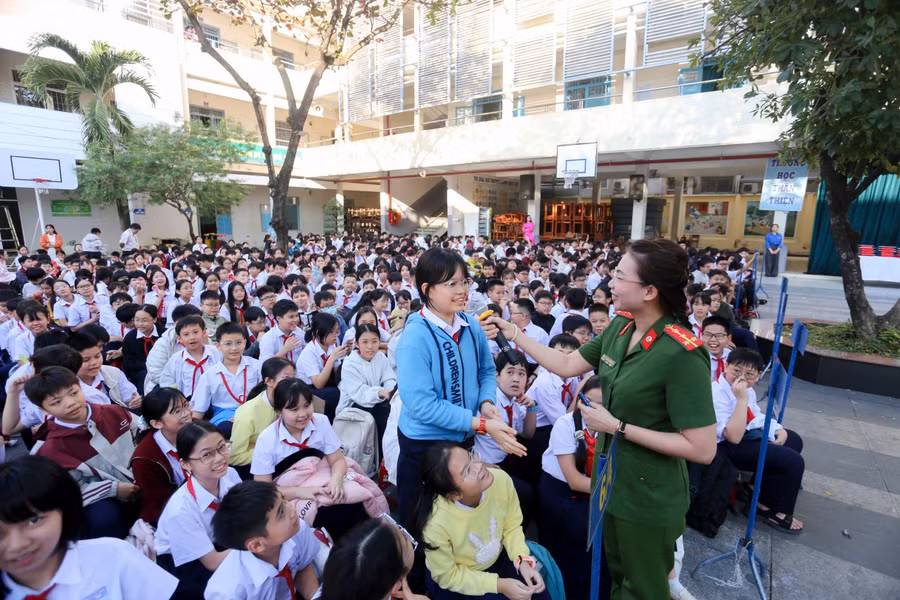 Đại úy Hoàng Nguyễn Ngọc Linh tương tác, hỏi đáp để tạo không gian để học sinh bày tỏ suy nghĩ, nhận thức của mình.