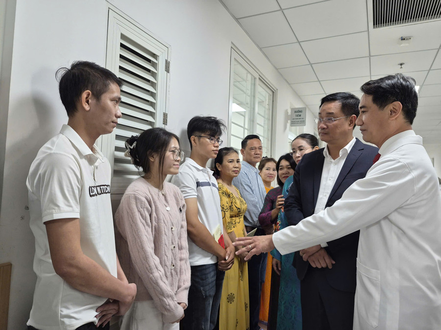 TS.BS Lê Đức Nhân, Giám đốc Bệnh viện Đà Nẵng chia sẻ với ông Lê Ngọc Quang, Bí thư Thành ủy Đà Nẵng về trường hợp em gái hiến gan cứu anh trai mắc ung thư ở Đà Nẵng. 