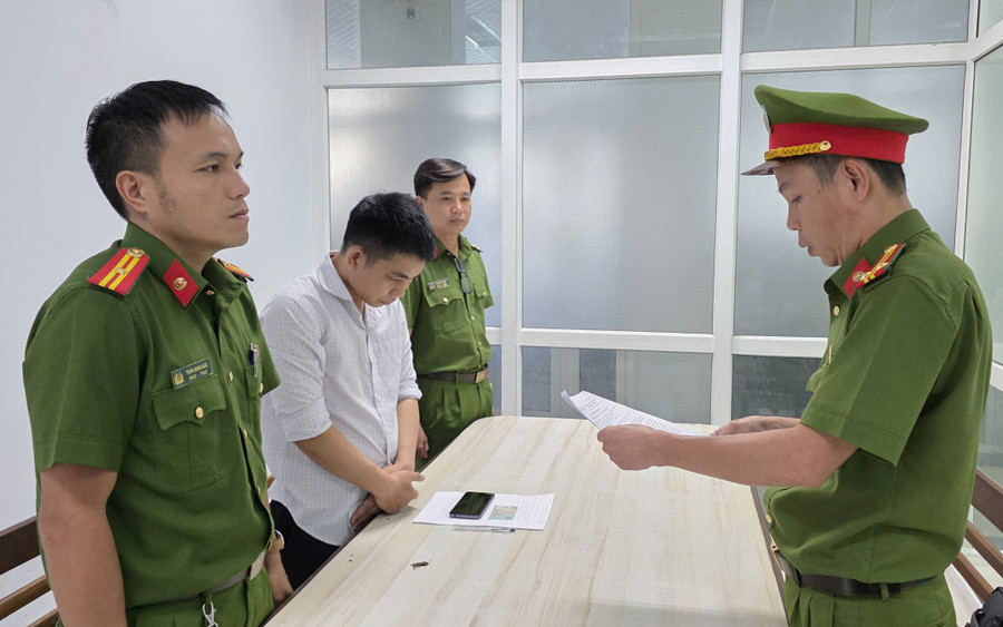 Công an tống đạt quyết định khởi tố vụ án, khởi tố bị can và thực hiện lệnh bắt bị can để tạm giam đối với Nguyễn Minh Quang. Ảnh: CACC