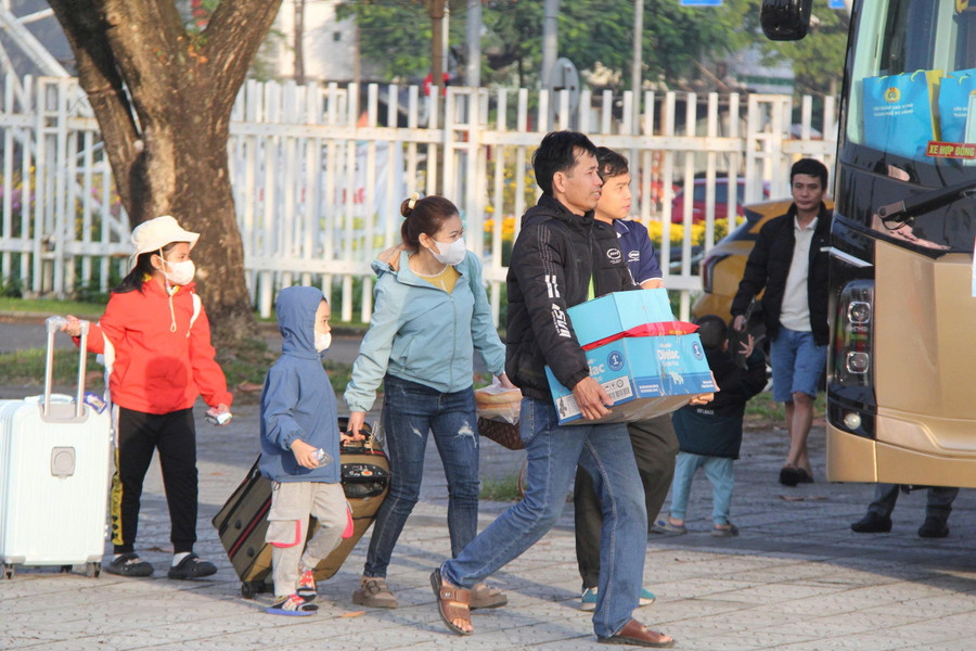 Công nhân, người lao động cùng với người thân lên chuyến xe Công đoàn về quê đón Tết.