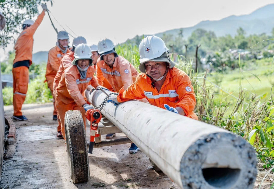 Công nhân khắc phục sự cố, sớm cung cấp điện cho người dân sau bão số 13.