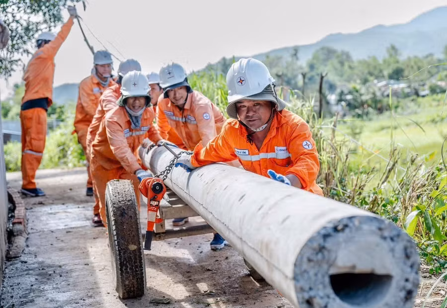 Công nhân khắc phục sự cố, sớm cung cấp điện cho người dân sau bão số 13.