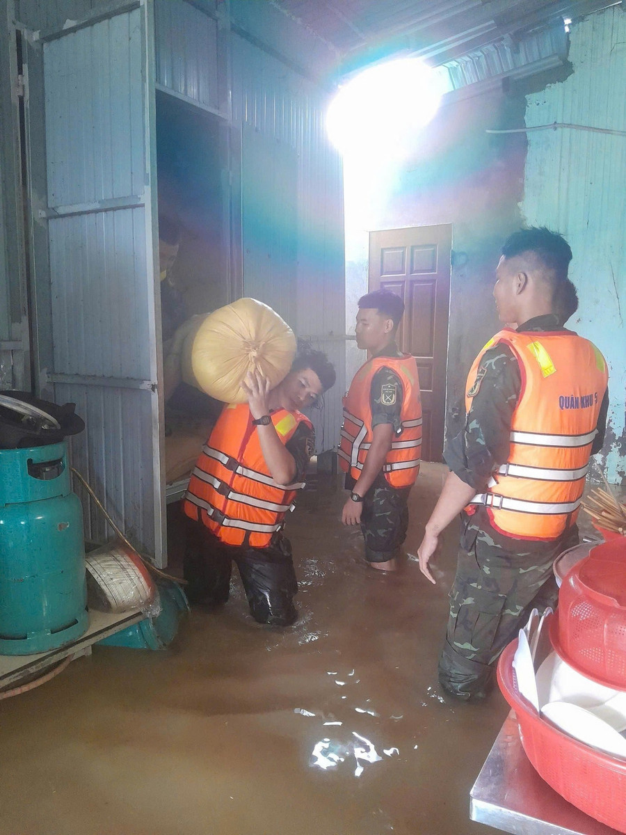 Bộ đội hỗ trợ người dân dọn lũ. 571233976-1297627658830566-3173413027405401217-n.jpg