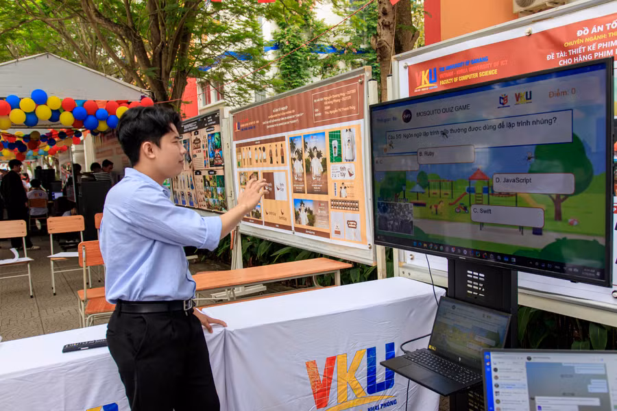 Học sinh Đà Nẵng được trải nghiệm công nghệ khi tham gia ngày hội. 