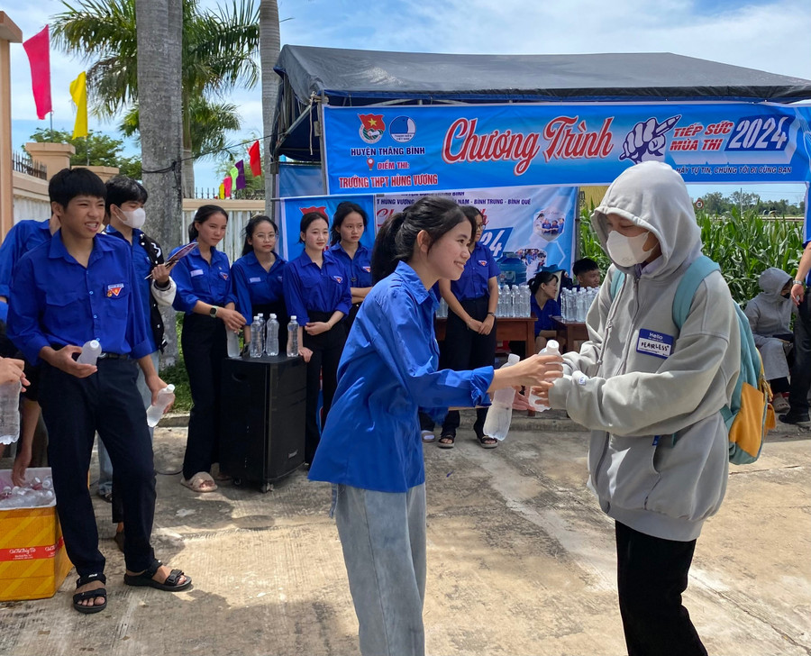 Tình nguyện viên hỗ trợ nước uống cho thí sinh dự thi tại Kỳ thi tốt nghiệp THPT năm 2024. Ảnh tư liệu