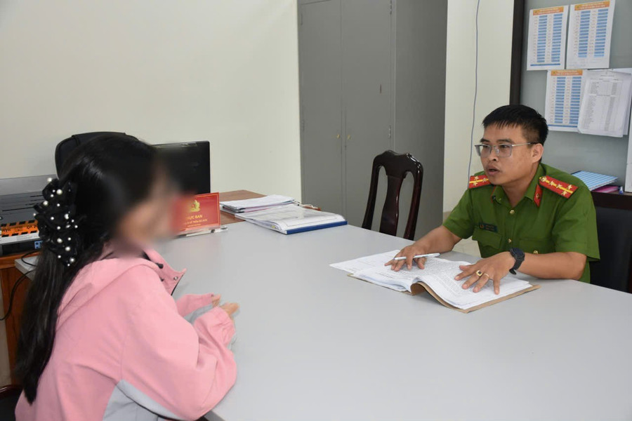Lực lượng Công an động viên, trấn an tinh thần nạn nhân bị "bắt cóc online". Ảnh: CACC