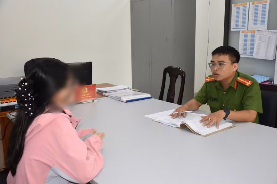 Lực lượng Công an động viên, trấn an tinh thần nạn nhân bị "bắt cóc online". Ảnh: CACC