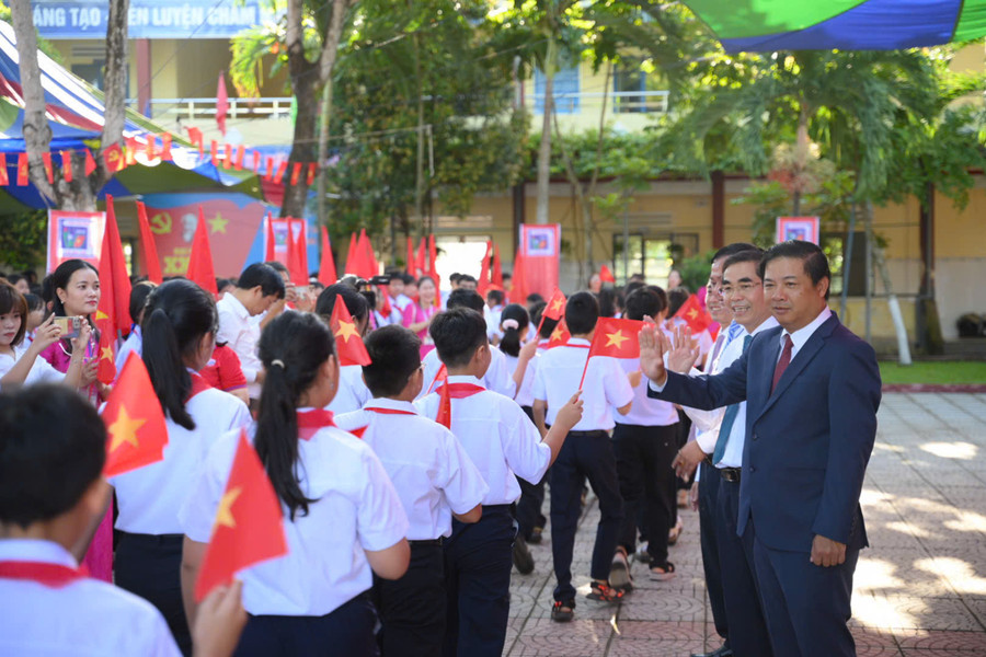 Ông Lương Nguyễn Minh Triết (mặc vest) - Chủ tịch UBND TP Đà Nẵng đón học sinh vào dự Lễ khai giảng.