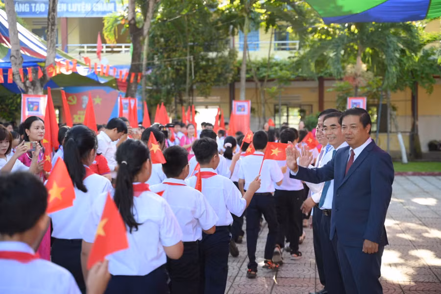 Ông Lương Nguyễn Minh Triết (mặc vest) - Chủ tịch UBND TP Đà Nẵng đón học sinh vào dự Lễ khai giảng.