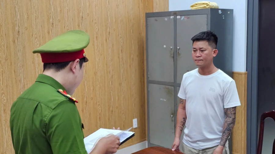 Công an tống đạt quyết định khởi tô bị can và thực hiện lệnh bắt tạm giam đối với Phạm Công Lộc. (Ảnh: CACC)