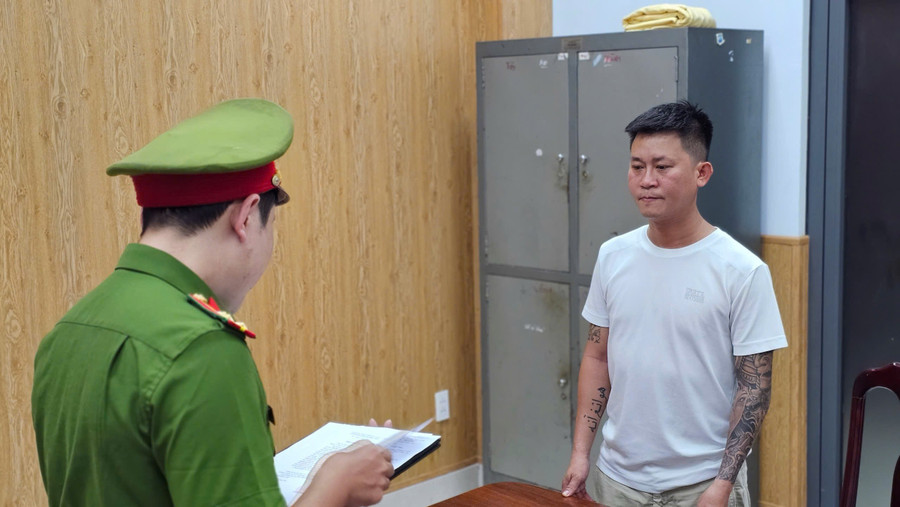 Công an tống đạt quyết định khởi tô bị can và thực hiện lệnh bắt tạm giam đối với Phạm Công Lộc. (Ảnh: CACC)