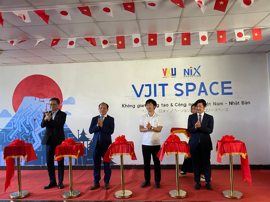 Các đại biểu thực hiện nghi thức cắt băng khánh thành không gian sáng tạo và công nghệ Việt Nam – Nhật Bản (Vietnam - Japan Innovation & Technology Space, VJIT). img-9670.jpg