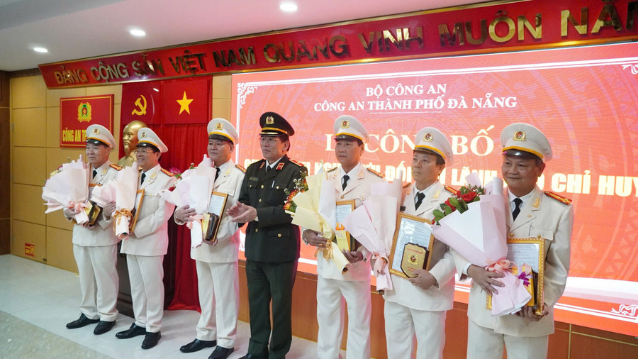 Thiếu tướng Vũ Xuân Viên, Giám đốc Công an TP Đà Nẵng trao Quyết định và tặng hoa cho các Trưởng Phòng nghỉ hưu trước tuổi.