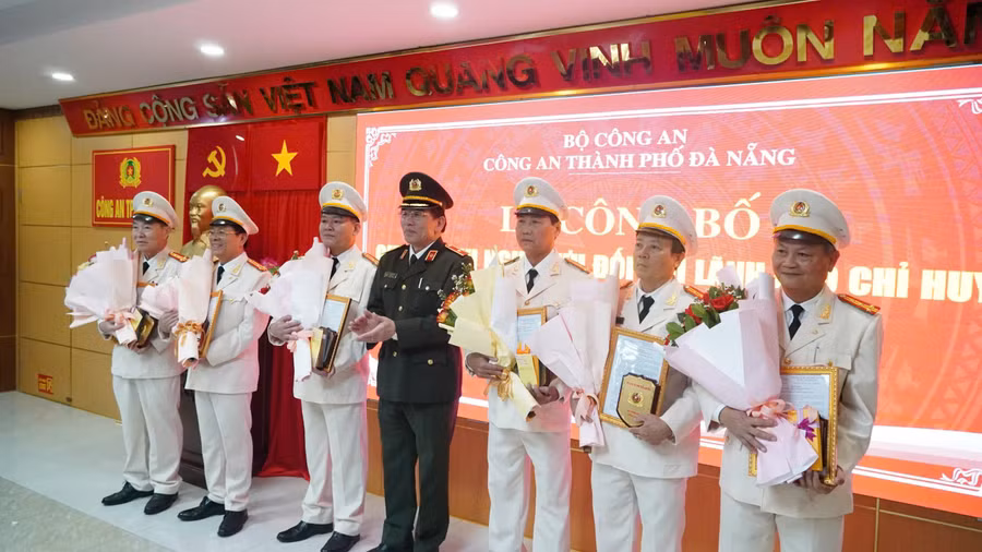 Thiếu tướng Vũ Xuân Viên, Giám đốc Công an TP Đà Nẵng trao Quyết định và tặng hoa cho các Trưởng Phòng nghỉ hưu trước tuổi.