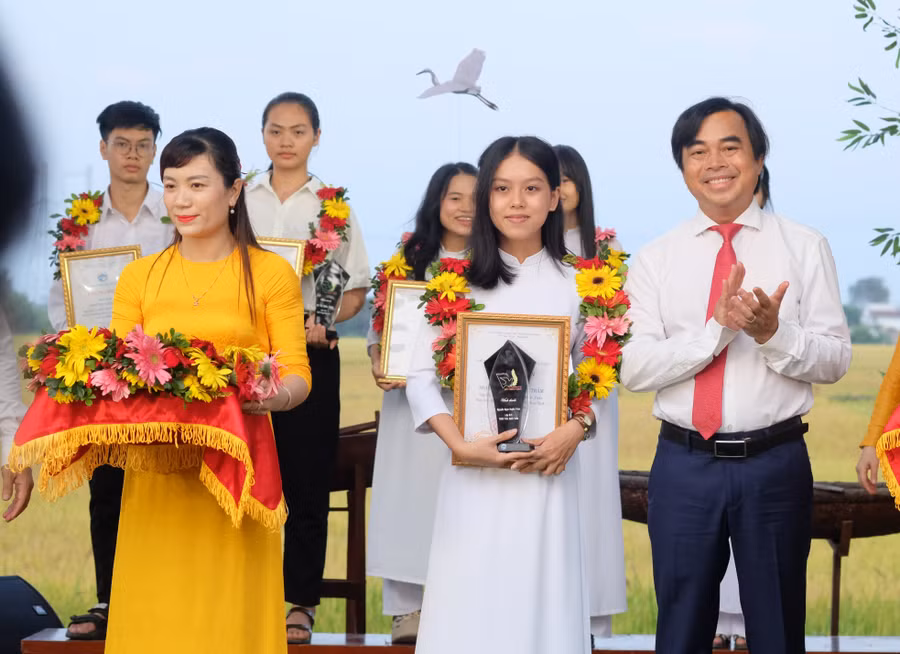 Ông Tô Văn Hùng – Phó Bí thư Đảng ủy UBND TP Đà Nẵng trao Giải thưởng khuyến tài Đỗ Thúc Tịnh cho học sinh.