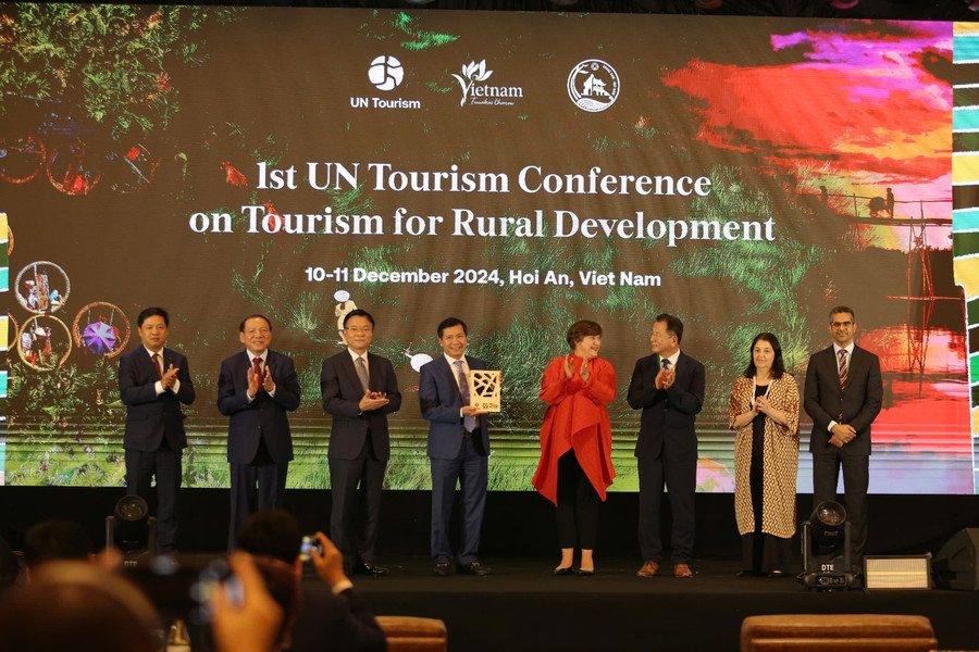 Phó Tổng thư ký UN Tourism trao chứng nhận “Làng du lịch tốt nhất năm 2024” cho đại diện lãnh đạo UBND TP Hội An, tỉnh Quảng Nam. 252e6014b1970bc95286.jpg