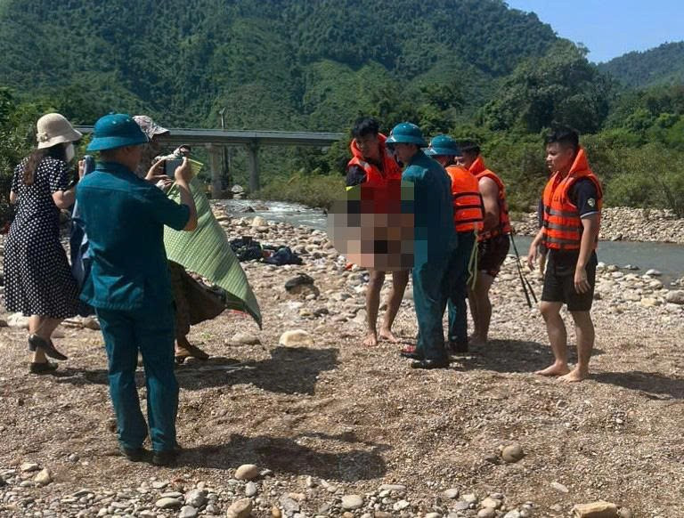 Lực lượng chức năng đưa thi thể nạn nhân lên bờ.
