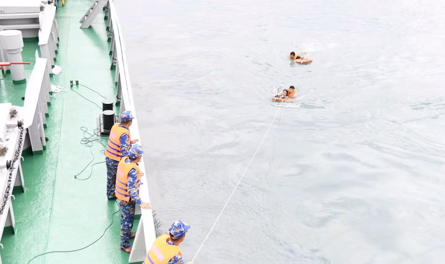 Lực lượng hải quân cứu và đưa nạn nhân lên tàu. Ảnh: Quang Cường, Bộ CHQS Đà Nẵng